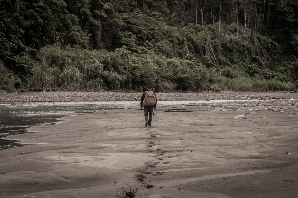 Adentrarse en la selva Mamberamo Papua Indonesia