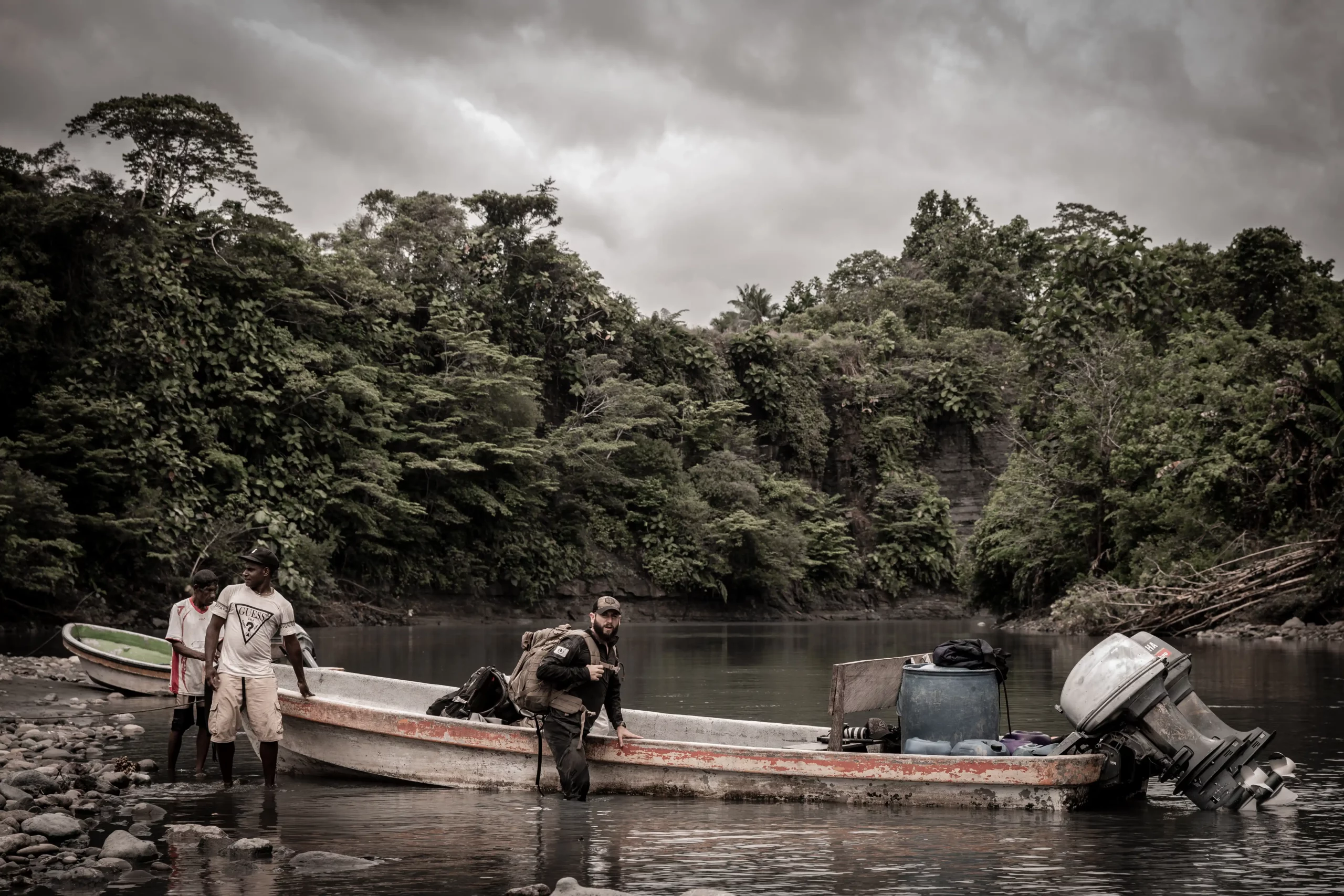 Barca en el rio Mamberamo Papua Indonesia