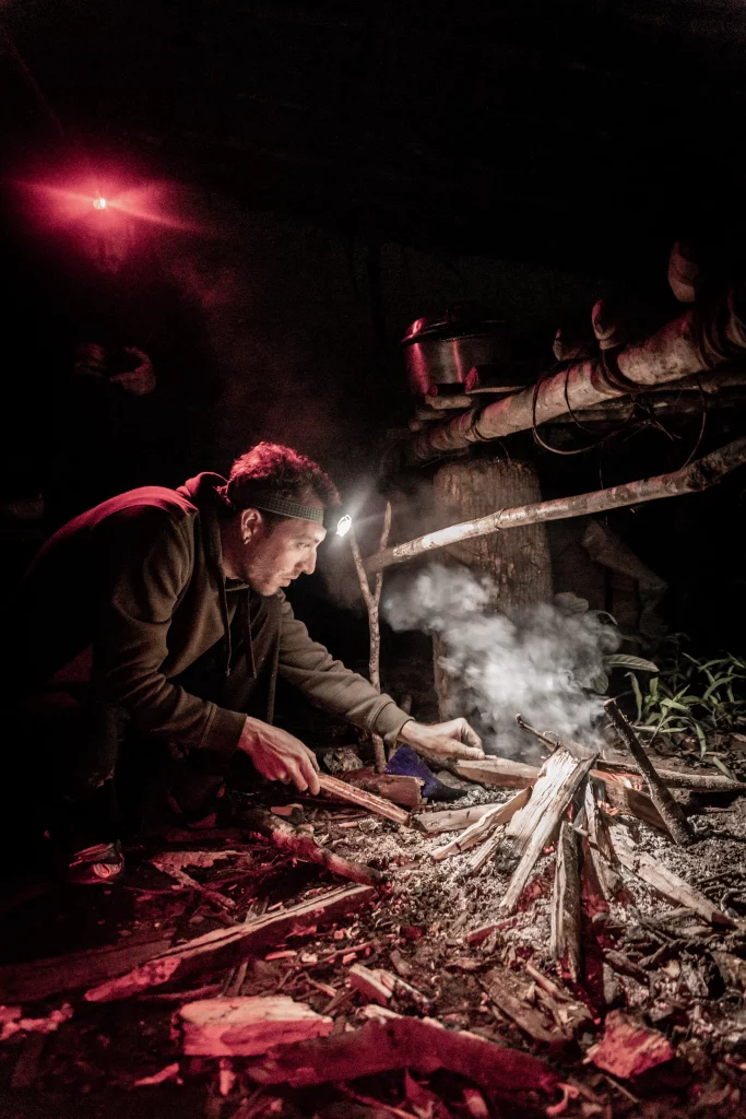 Fuego acampada rio Mamberamo Papua Indonesia