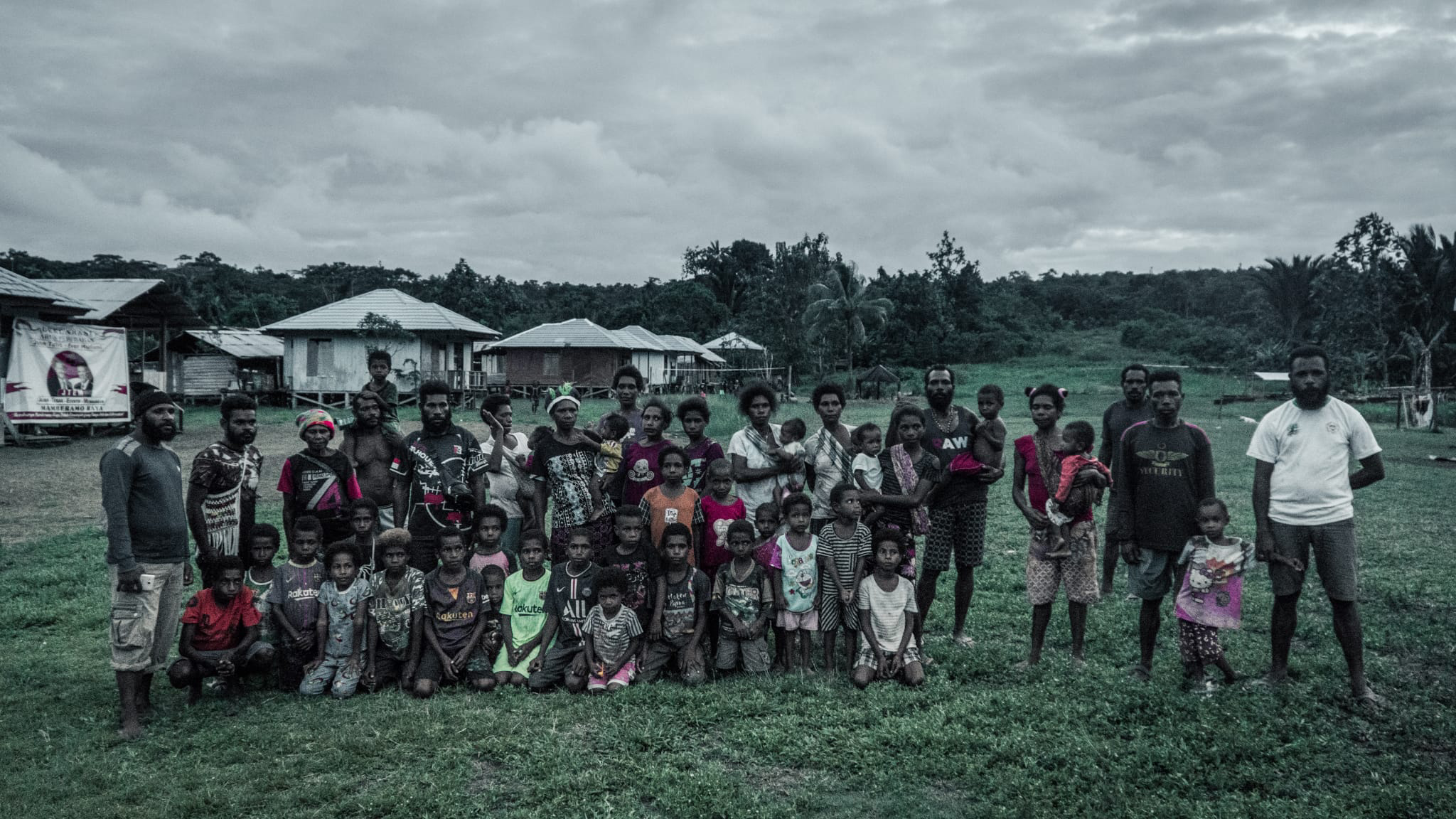 Pueblo danau Bira Papua Indonesia