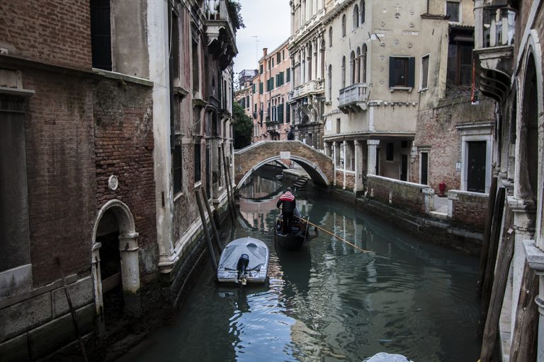 Gondolas y canales Venecia