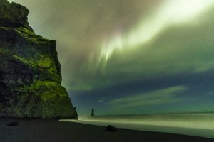 Aurora Boreal en Reynisfjara Islandia