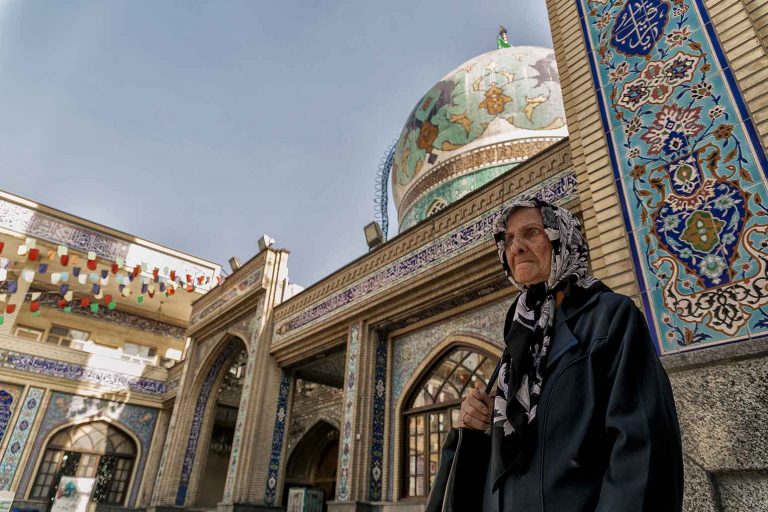 Mujer en Imamzadeh Saleh Teheran