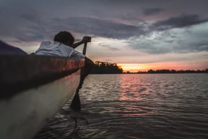 Atardecer desde el barco en el rio Mamberamo Papua Indonesia