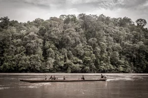 Barca de madera en Naira Papua Indonesia rio Mamberamo