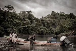 Barca en el rio Mamberamo Papua Indonesia