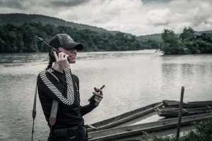 Conexion satelite en el Mamberamo Papua Indonesia