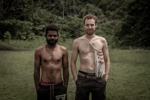 Conociendo a los locales en Danau Bira Papua Indonesia