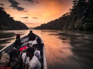 Navegando por el Mamberamo Papua Indonesia