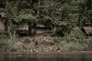 Niños en el Rio Mamberamo Papua Indonesia