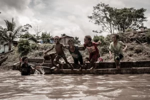 Niños jugando en Rio Mamberamo Papua Indonesia