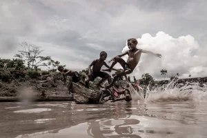 Niños saltando al agua en Mamberamo Papua Indonesia