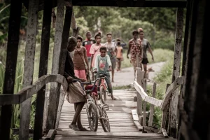 Papua Indonesia niños puente
