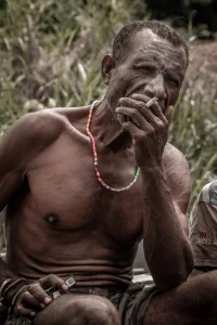 Poblador del rio Mamberamo Papua Indonesia