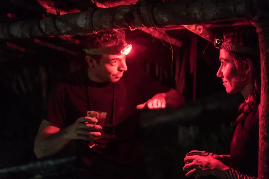 Por la noche en el refugio Mamberamo Papua Indonesia