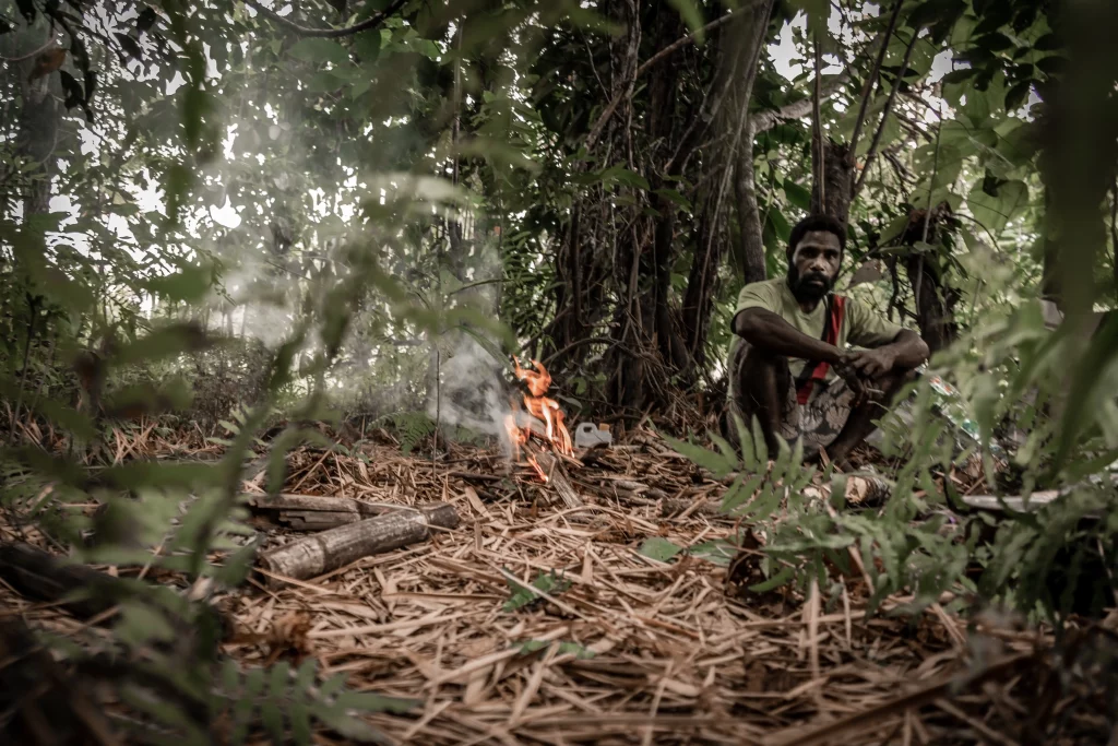 Preparando el fuego Rio Mamberamo Papua Indonesia