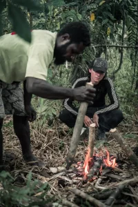 Preparando el fuego Rio Mamberamo Papua Indonesia con Augustus