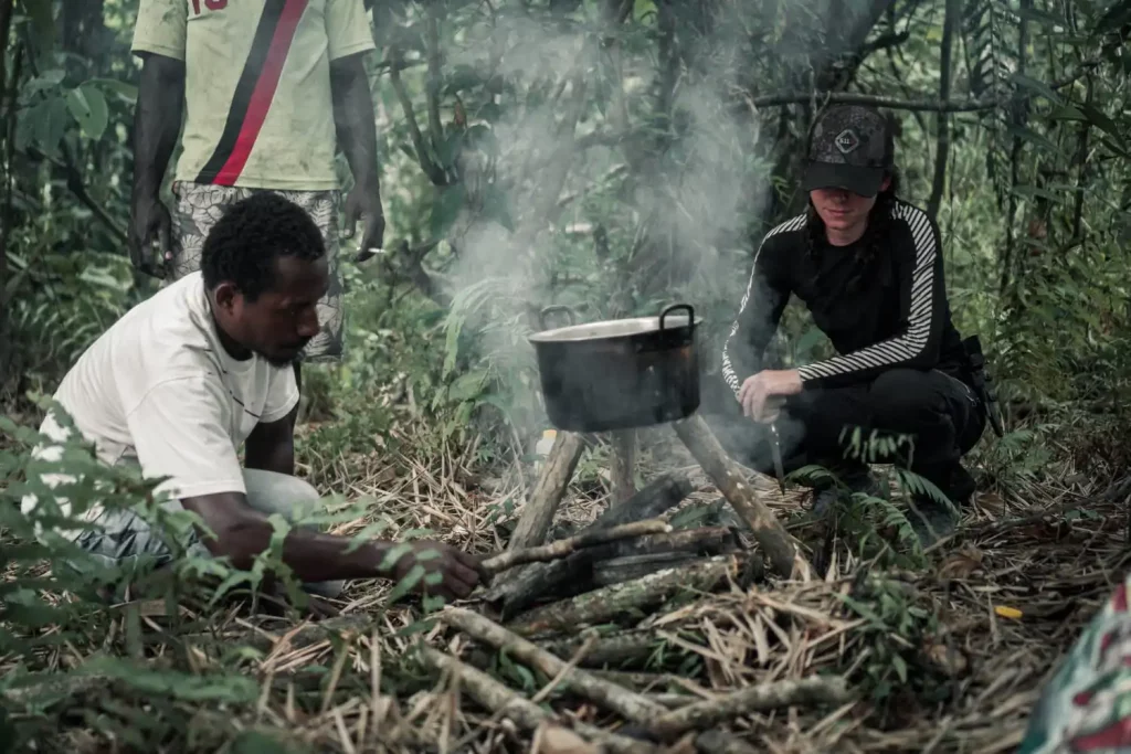 Preparando el fuego Rio Mamberamo Papua Indonesia para comida