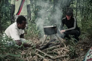 Preparando el fuego Rio Mamberamo Papua Indonesia para comida