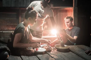Preparando la cena en Kasonaweja Papua Indonesia
