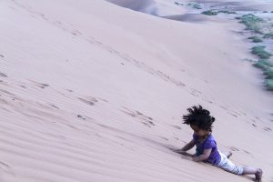 Dunas y niños en Marruecos