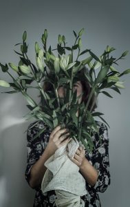 Lifestyle con flores y Virginia Abascal