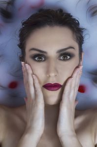 Fotografia Paula en un baño de rosas