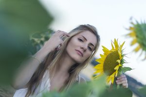 Retrato con girasoles Lidia