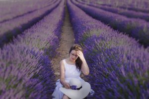 Sesión fotográfica en campo de lavanda