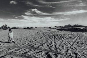Nomada en las dunas Erg Chegaga