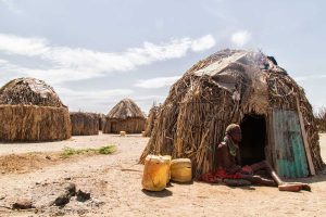 Anciana en la puerta de su casa Todenyang