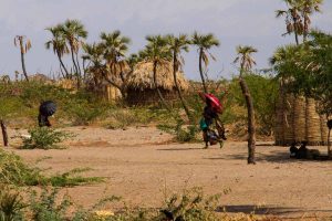 Lago Turkana aldea al sol