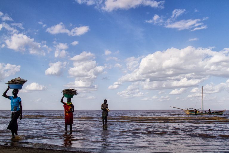 Mujeres llevando pescado en el Lago Turkana