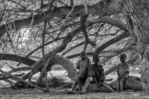 Niños en el bosque Turkana