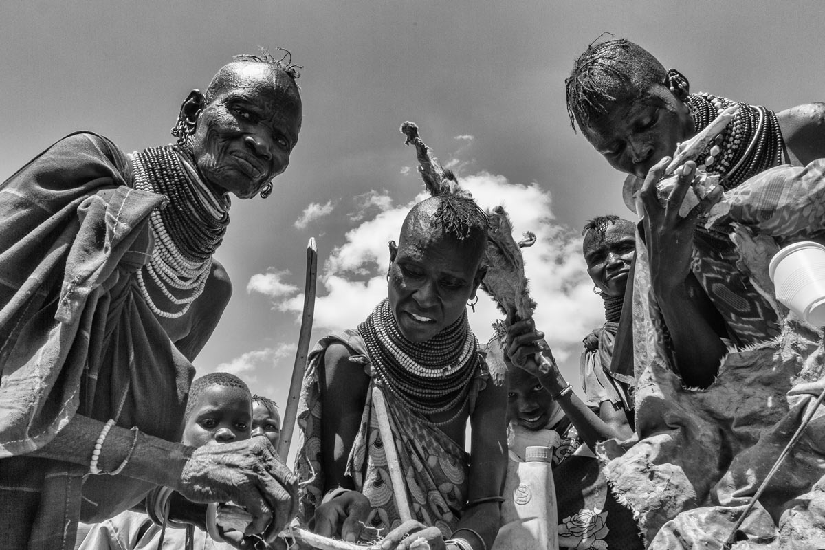 Fiesta Turkana esperando comida