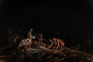 Arreglando el puente en Papua