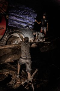 Arreglando la rueda en Papua