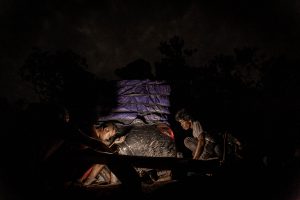 Arreglando rueda Papua