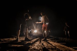 Dirigiendo el coche en el puente Papua