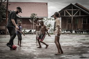 Lago Sentani niños jugando