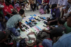 Negociacion de la piedra de jade negro Papua