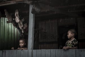 Niños en el Lago Sentani