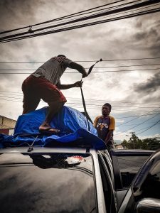 Preparando el coche para la Expedicion Papua