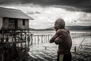 Pueblo en el lago Sentani Papua