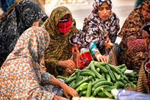 Mujer comprando en Minab Iran