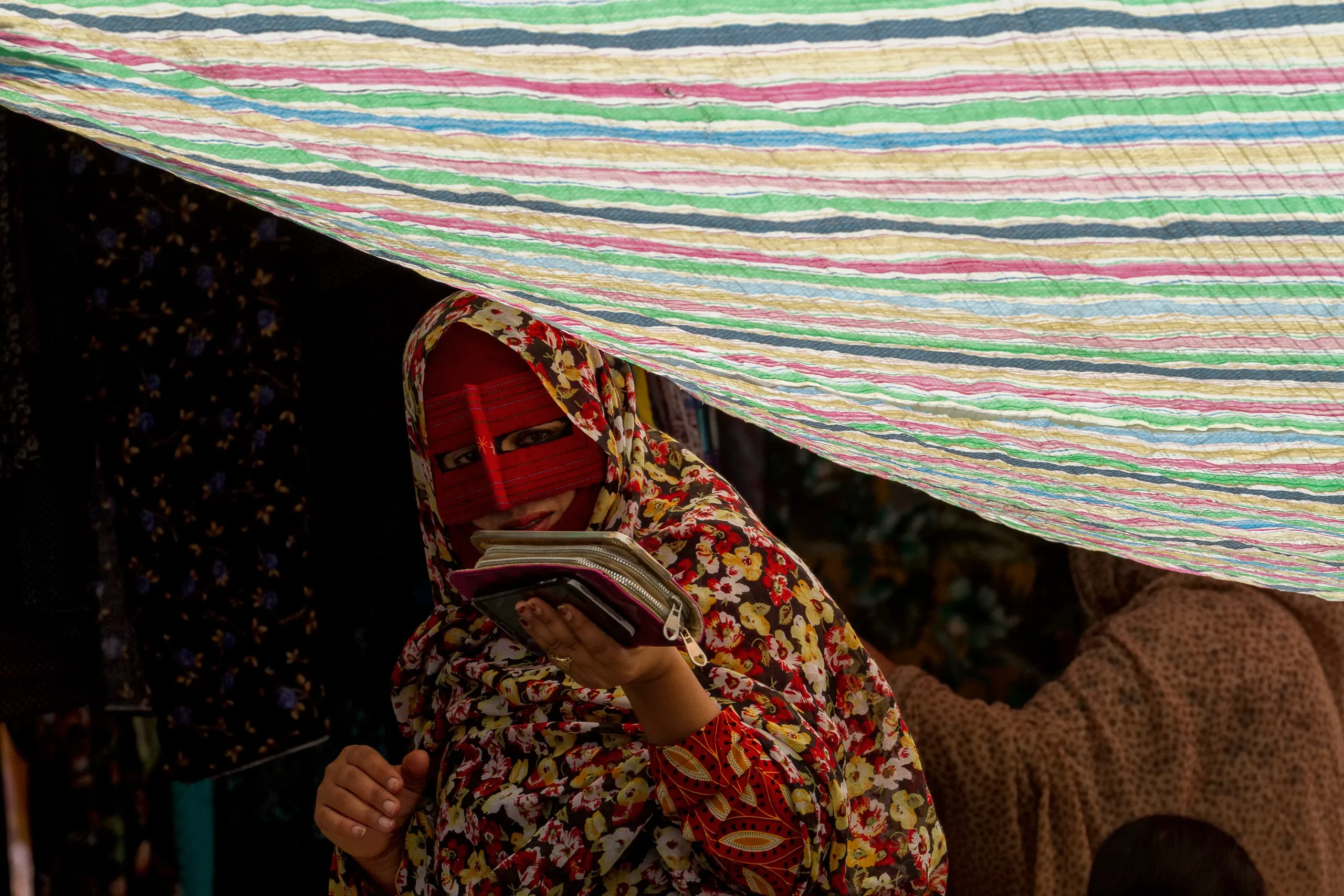 Mujer comprando en el Mercado de Minab Iran