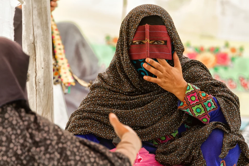 Mujer con boregheh Minab Iran