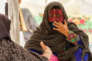 Mujer con boregheh Minab Iran