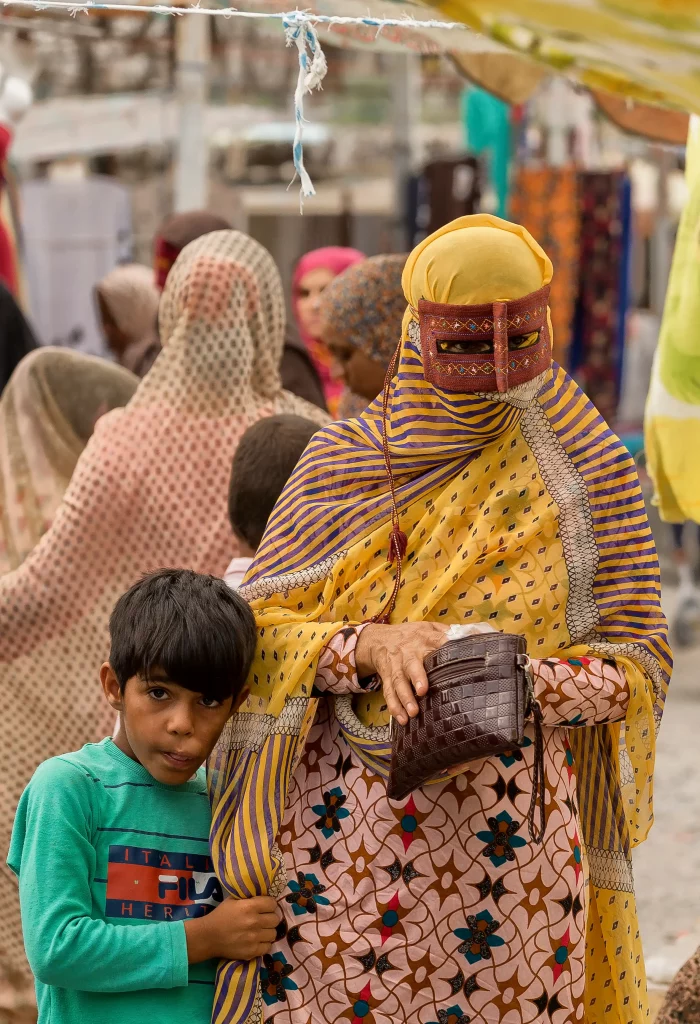 Mujer con vestimenta colorida Minab Iran
