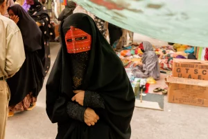 Mujer enmascarada en Minab Iran
